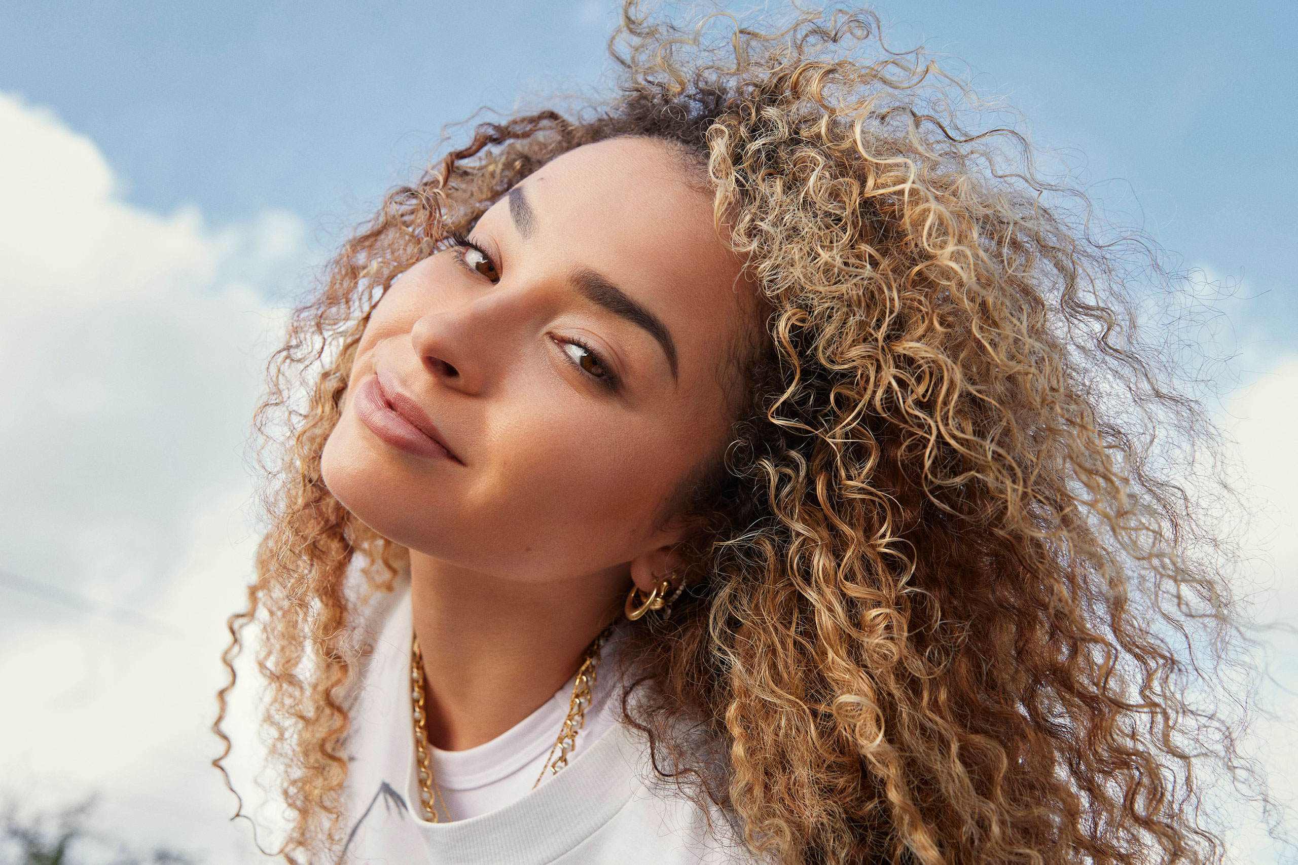 Ella Eyre has shared her new summer love song ‘Domino szn’, written in just one day