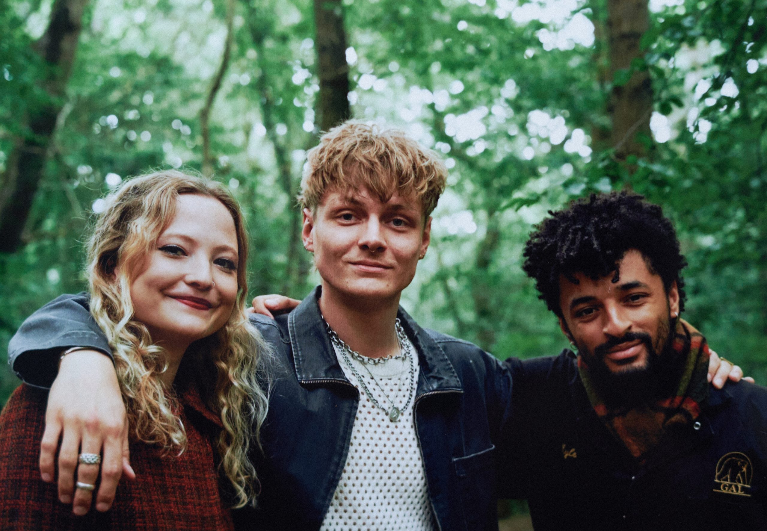 London newcomers Alien Chicks explore anxiety, crashing your car, estate agents and bad magazines (??!!!) on their debut EP, ‘Indulging The Mobs’ – give it a listen now
