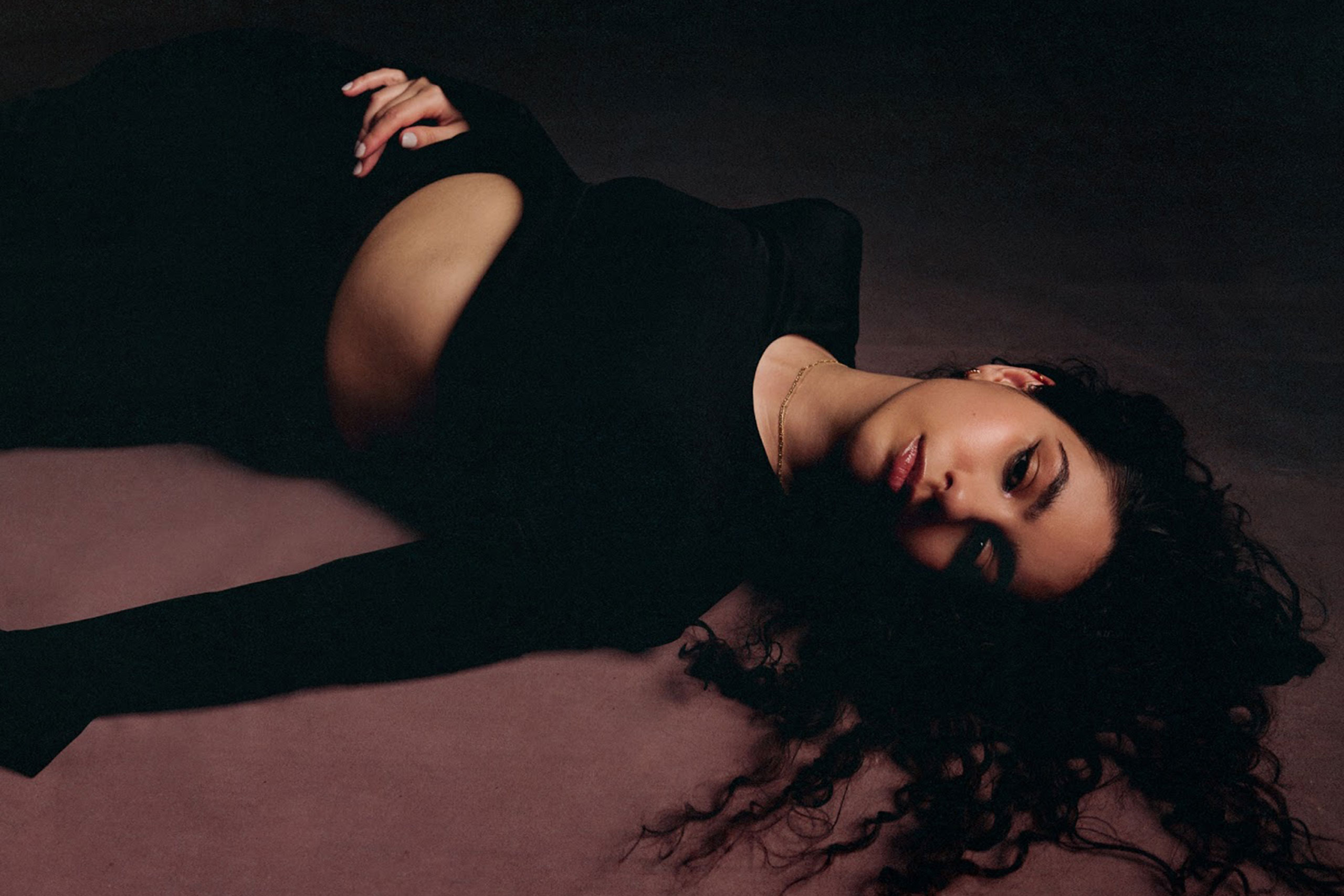Alessia Cara is back with a jazzy new single, ‘Dead Man’