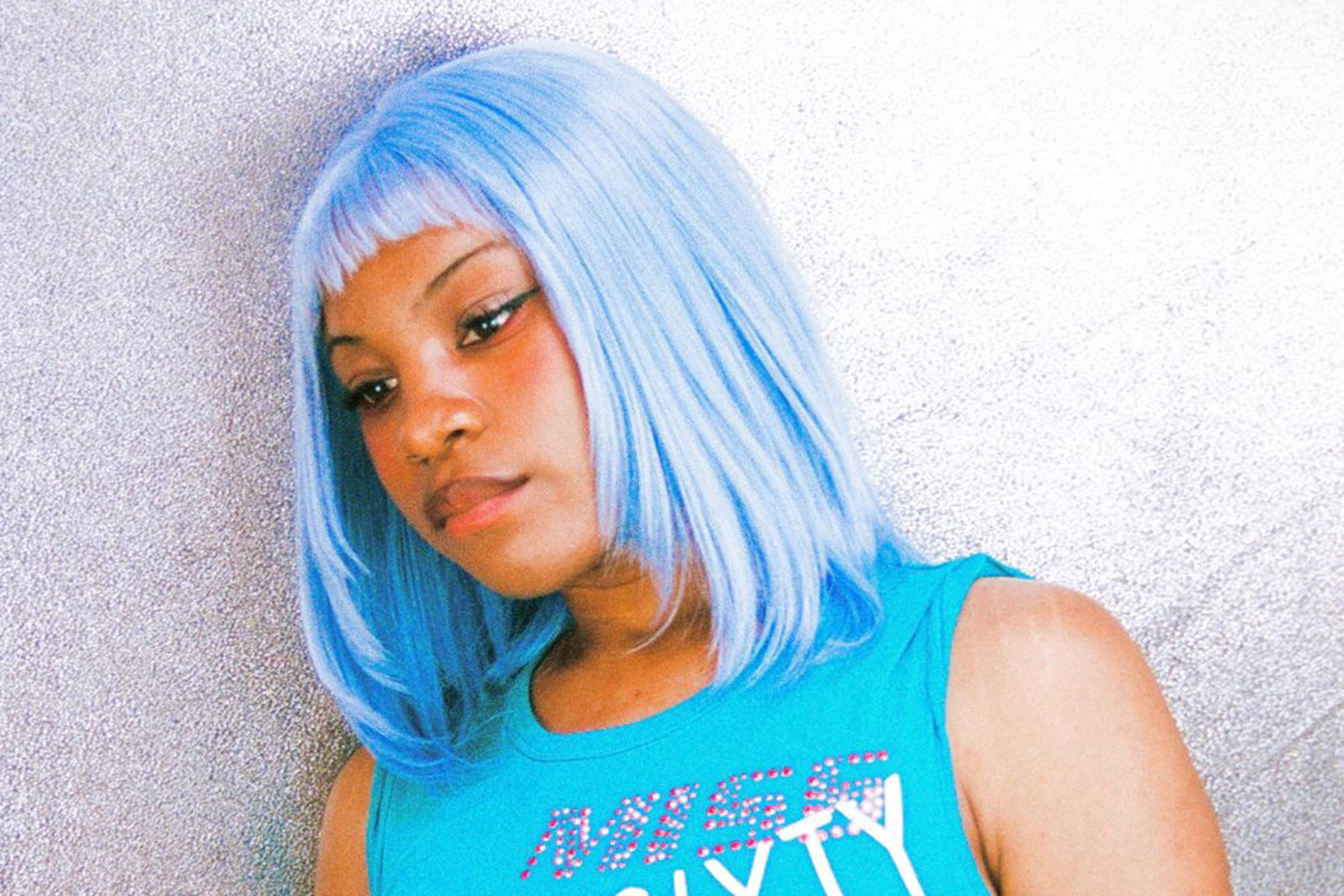 EFÉ has released a nostalgic, 00s-inspired new single and video, ‘2000SEVEN’