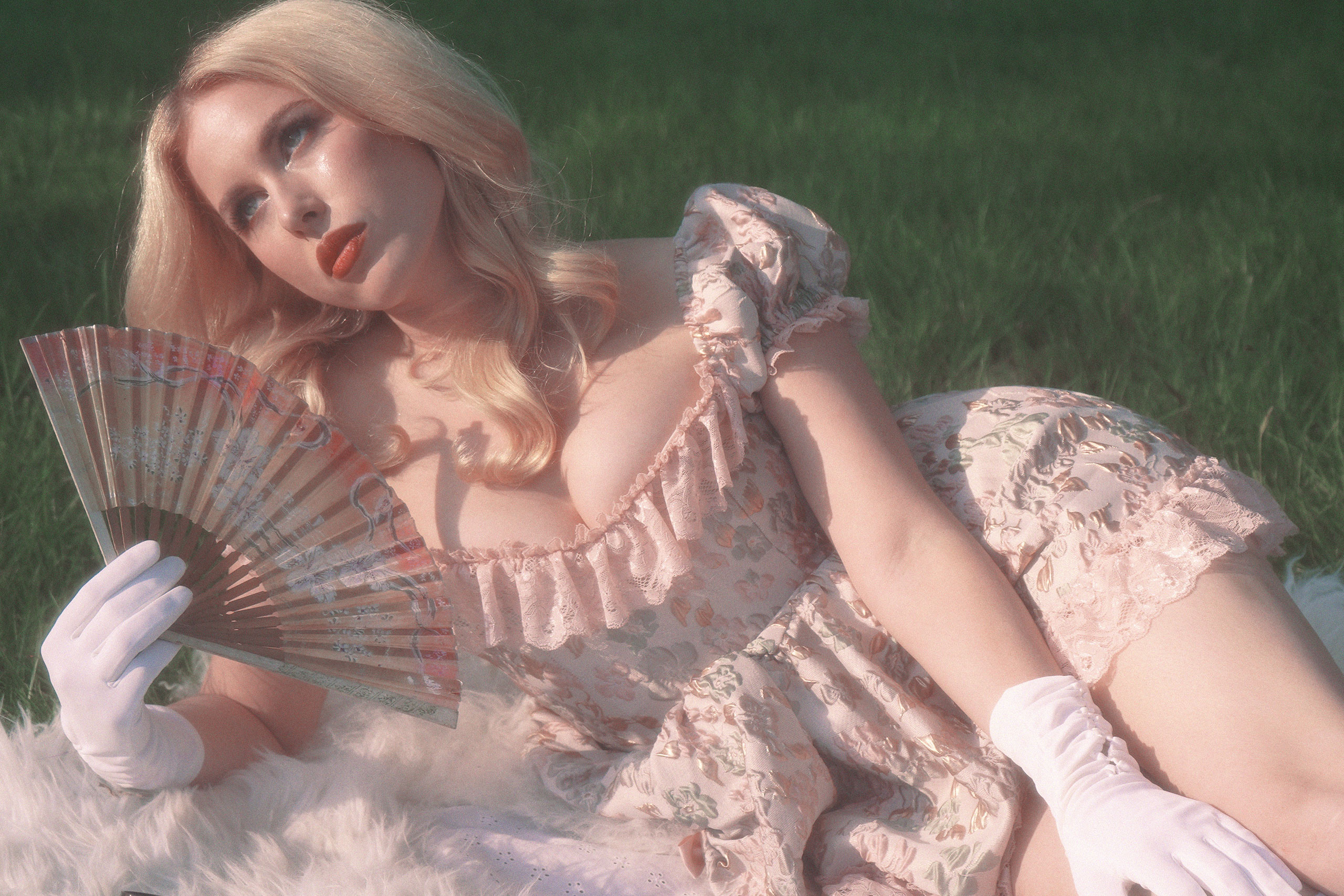 Holly Macve has announced her new album ‘Wonderland’ with teaser single ‘San Fran Honey’