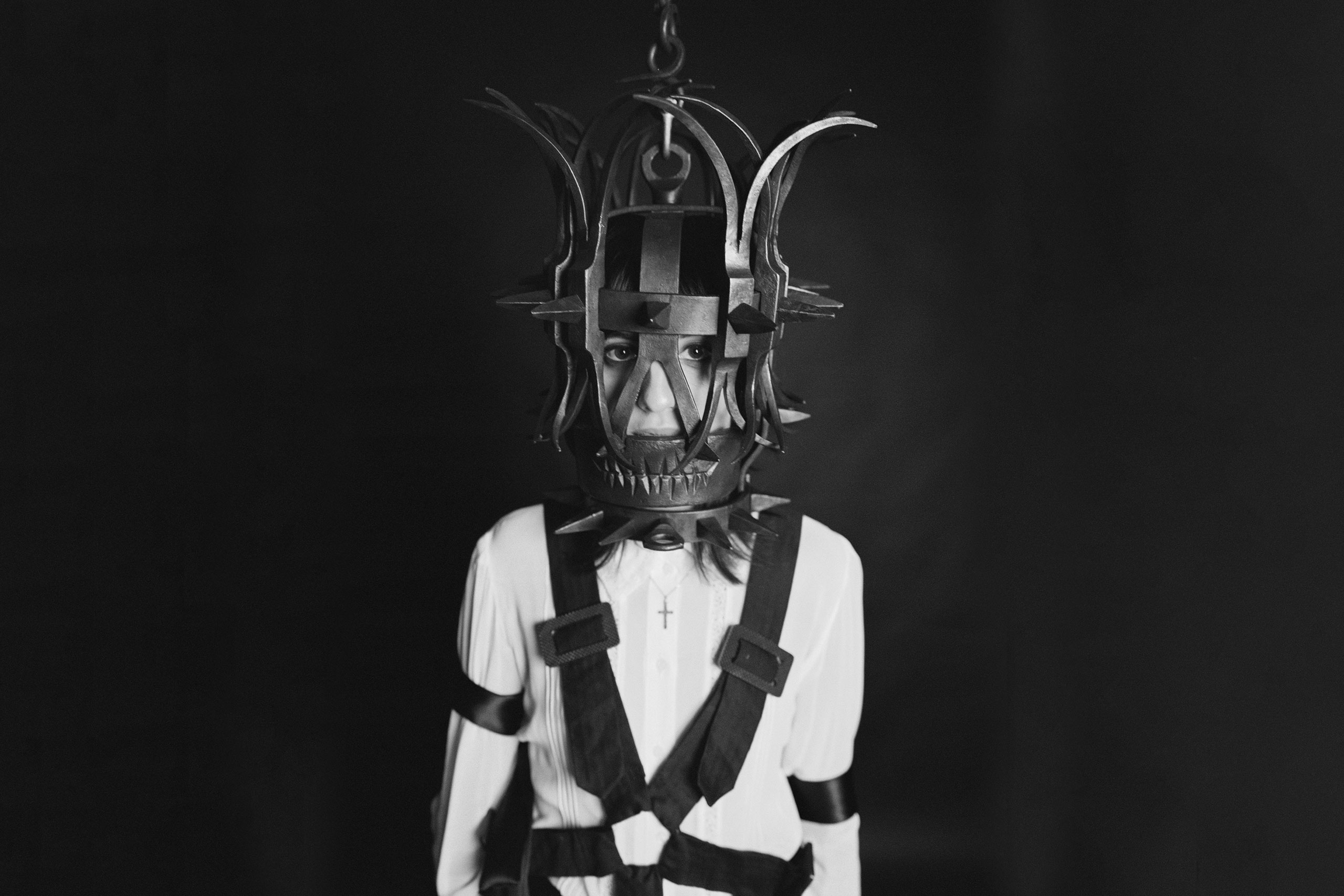 Heartworms has confirmed her debut album ‘Glutton For Punishment’ with new single ‘Warplane’