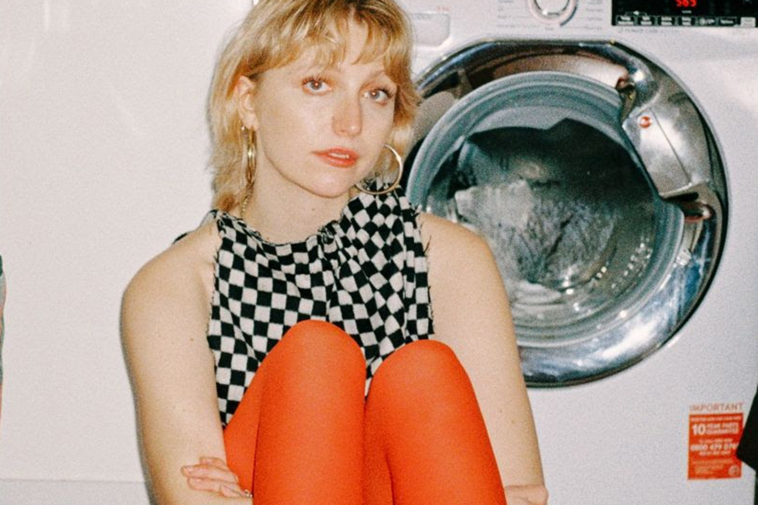Abbie Ozard shows off acoustic versions, new material and a Sundays cover with her ‘everything still worries me (cosy sessions)’ EP