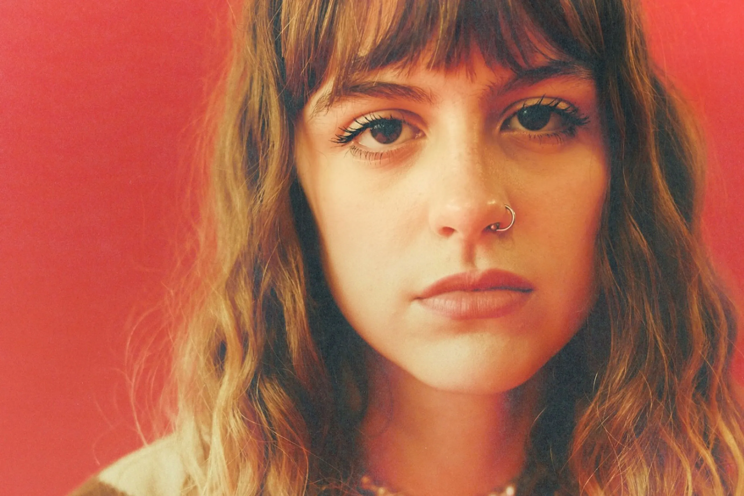 Chloe Slater has released a “loud, thrashy” new single, ‘Tiny Screens’
