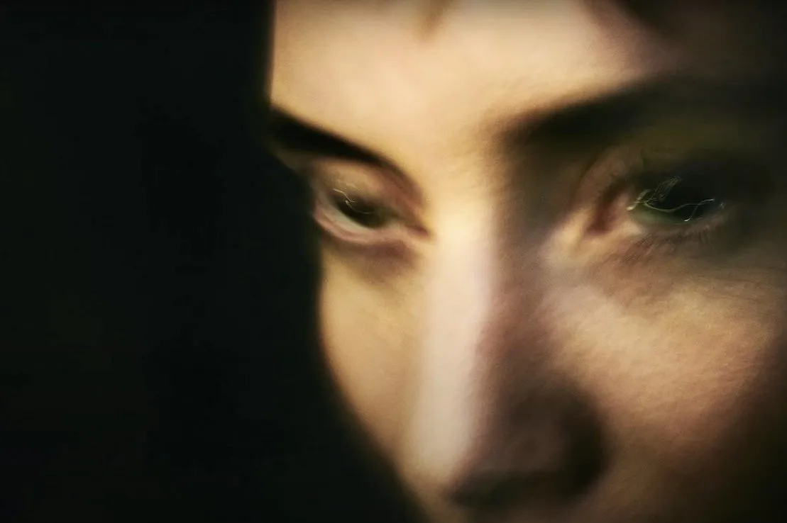 Lykke Li has unveiled her reverse-engineered album ‘ƎYƎYƎ’, and 40-minute film ‘ƎYƎYƎ ODYSSƎY’