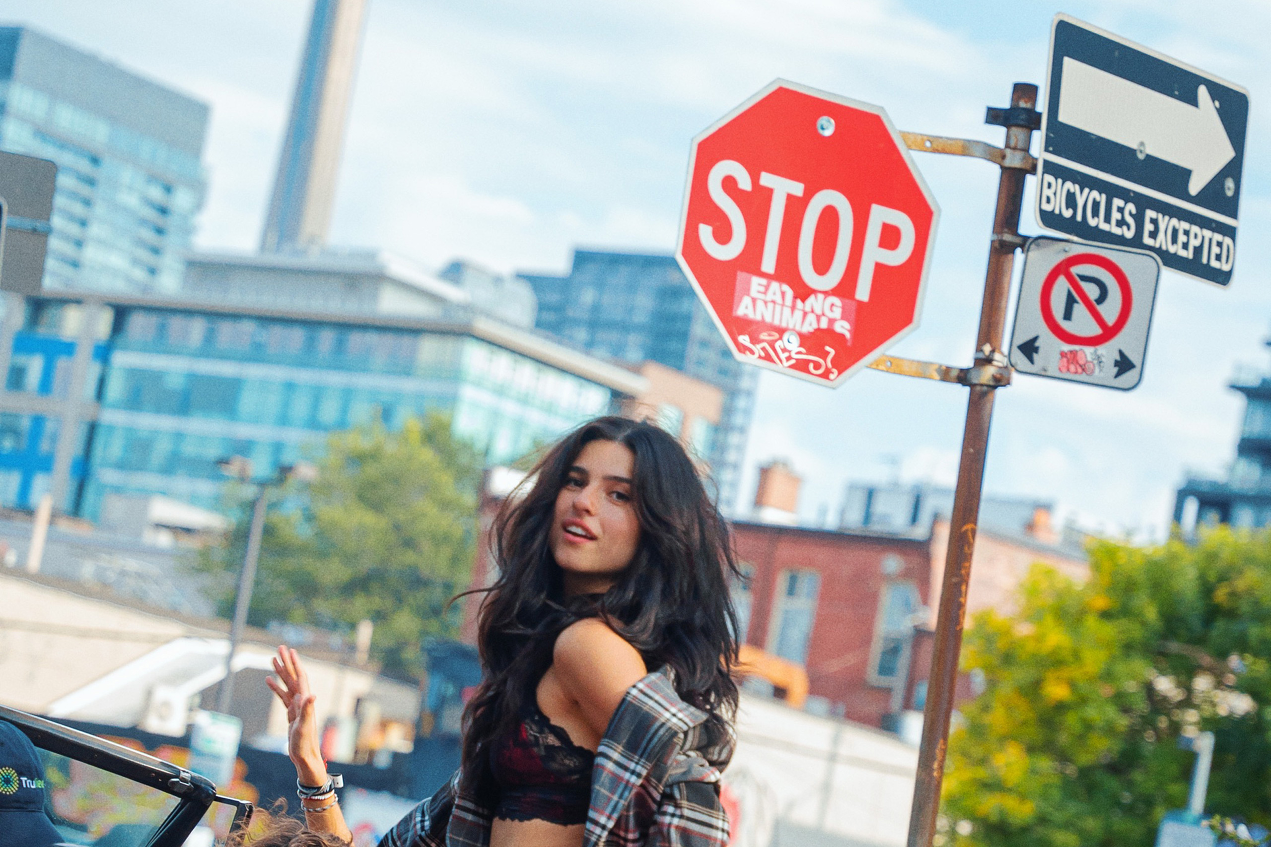 renforshort has unveiled her new single ‘on my way!’ ahead of her upcoming UK shows