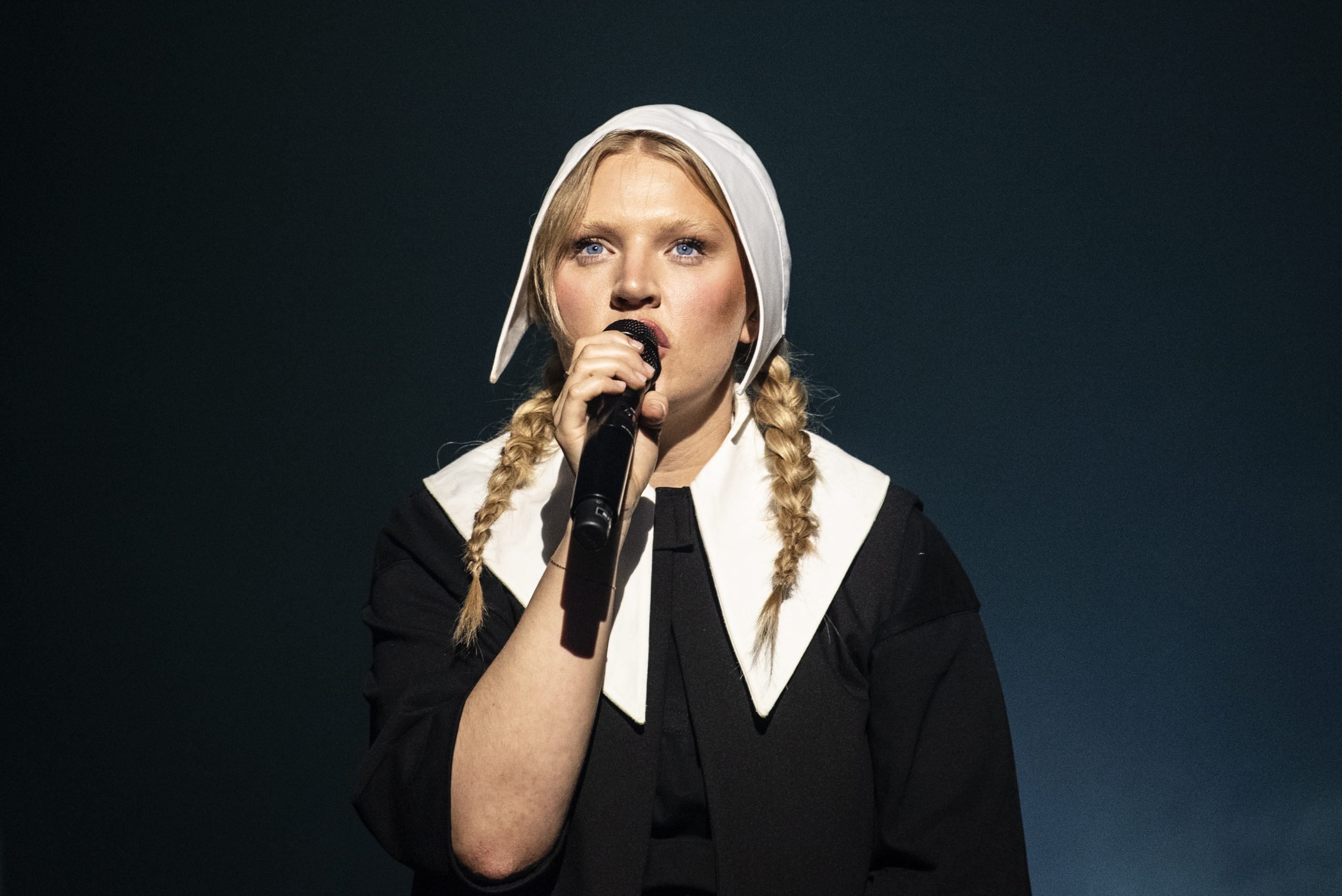 Self Esteem debuts new album ‘A Complicated Woman’ at London theatrical show – watch