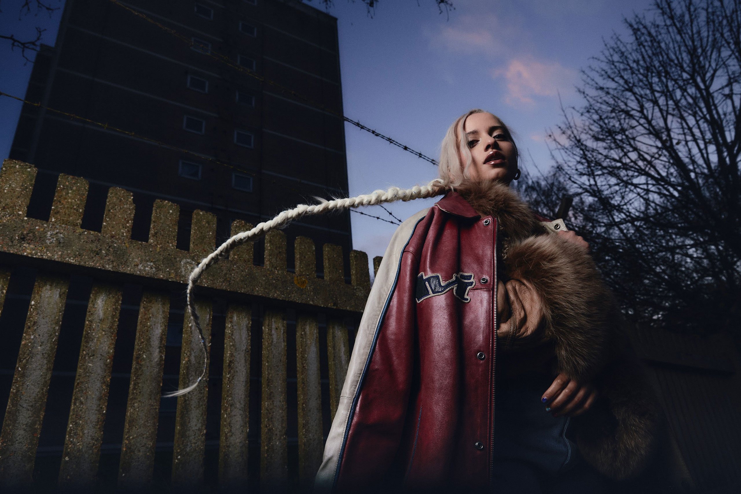 Léa Sen has dropped an introspective new single, ‘Lobby Boy’