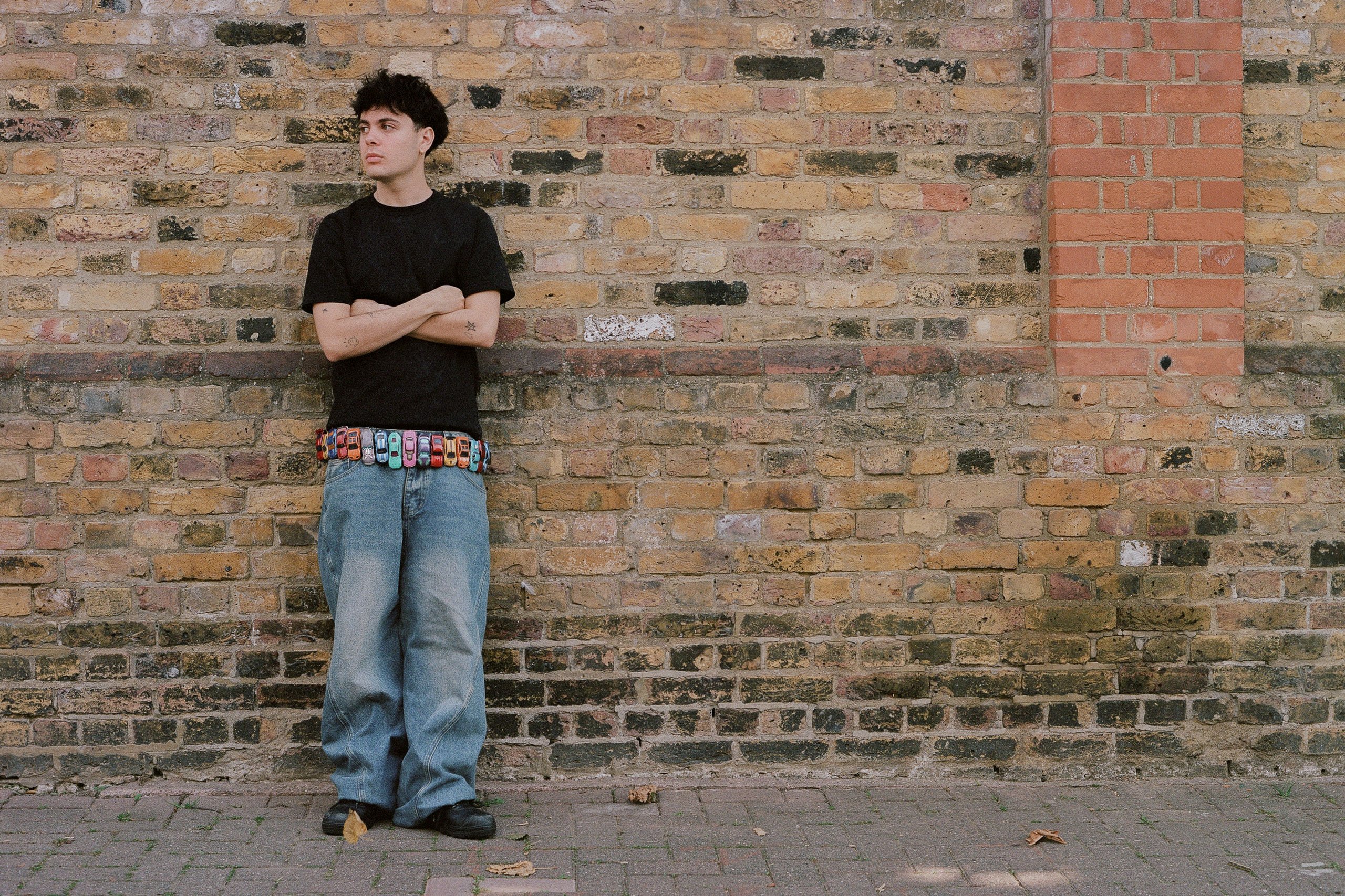 Niko B is back with his summery new single ‘Hairclips’