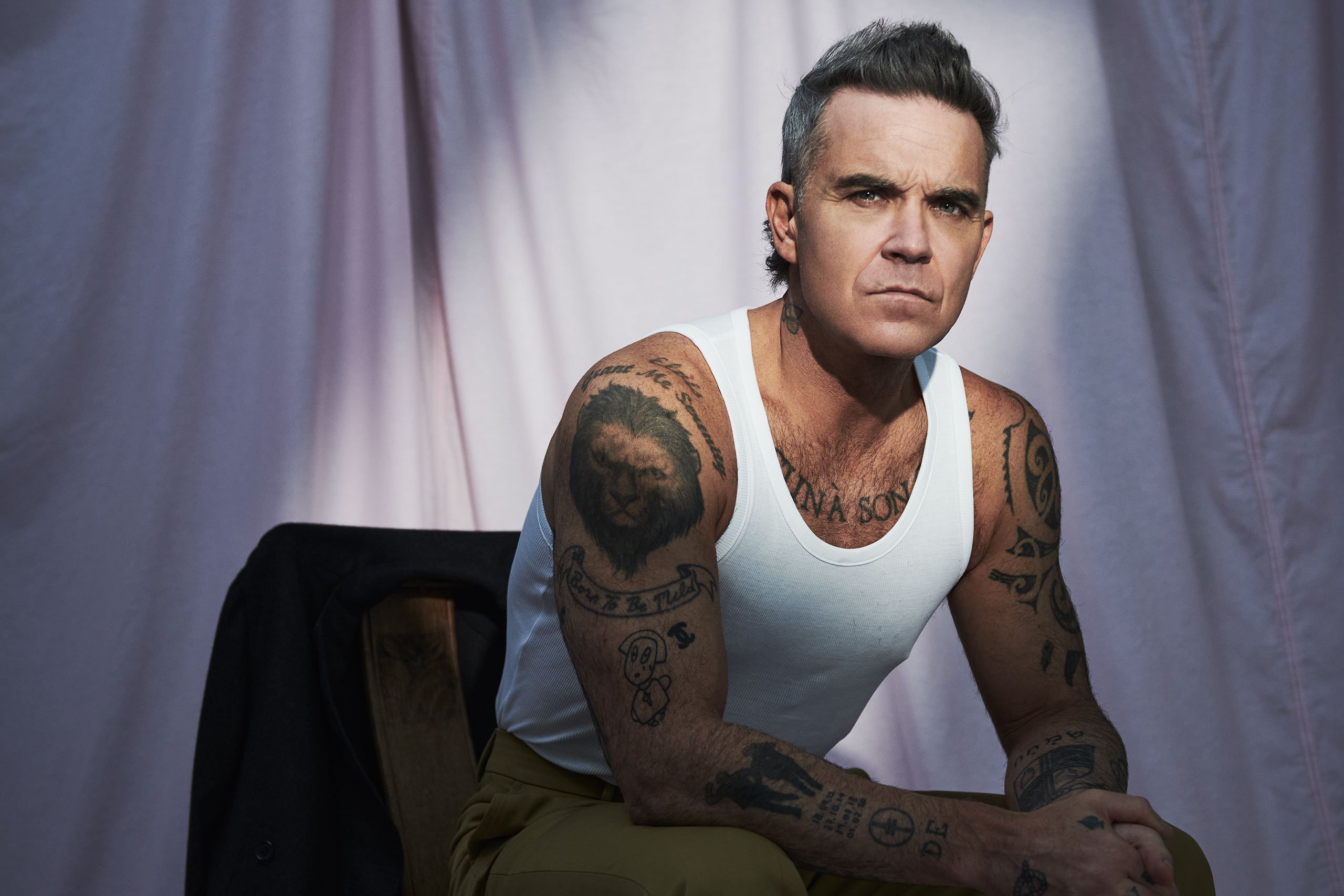 Robbie Williams has shared a video for his new ‘Rocket’