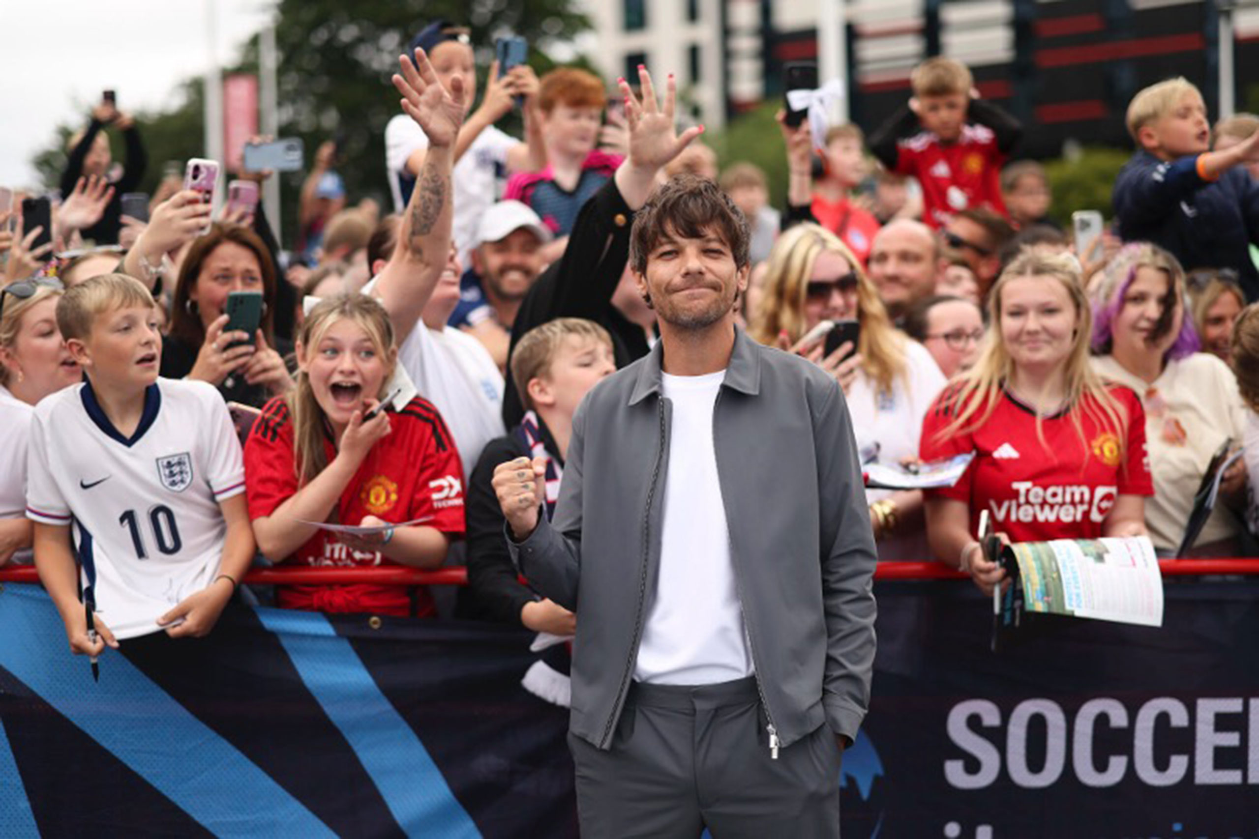 Louis Tomlinson’s Soccer Aid shirt is currently leading a UNICEF charity auction with bids at over £6,000