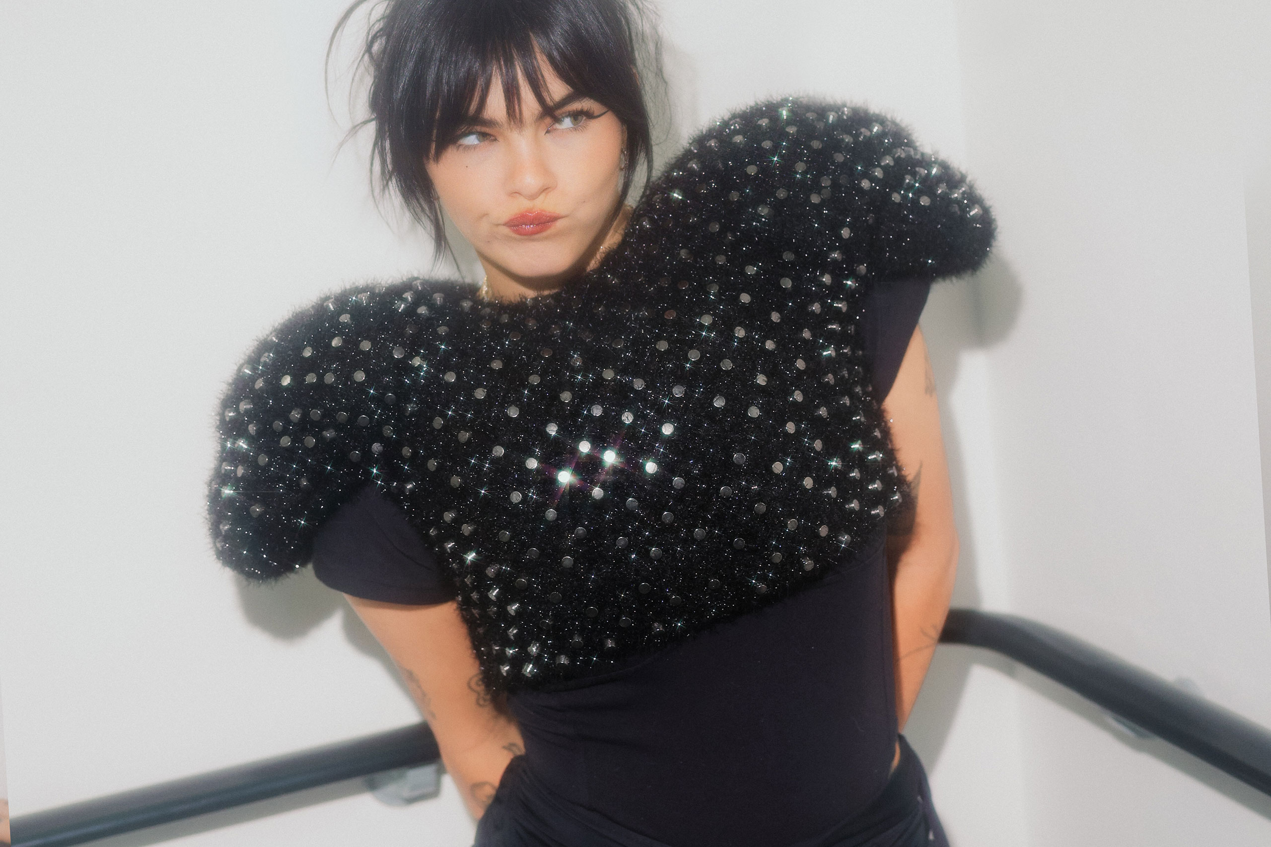 BENEE has released her ragey new anthem ‘Off The Rails’