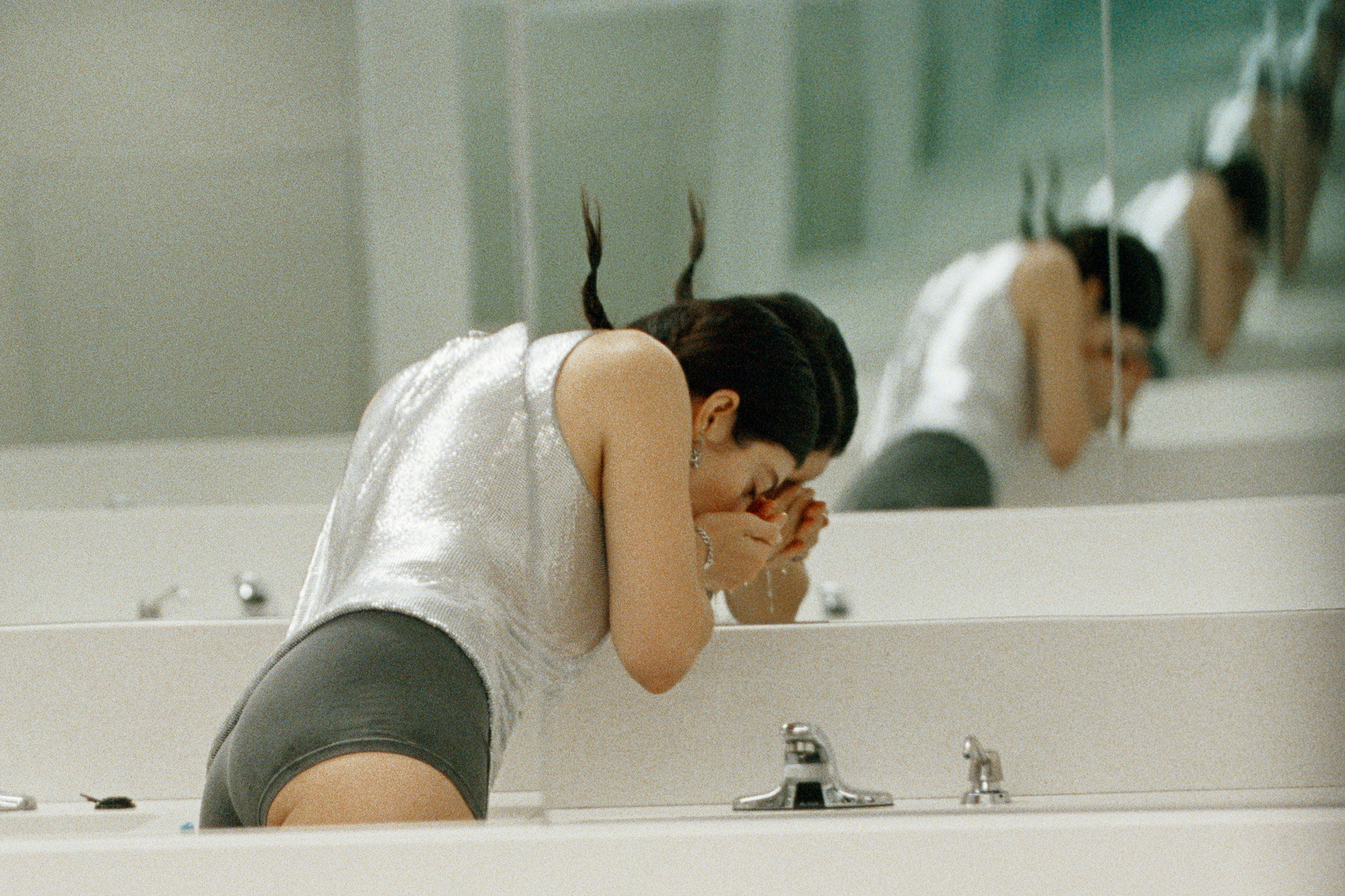 Lorde has released new video for ‘Hammer’, filmed on location in London