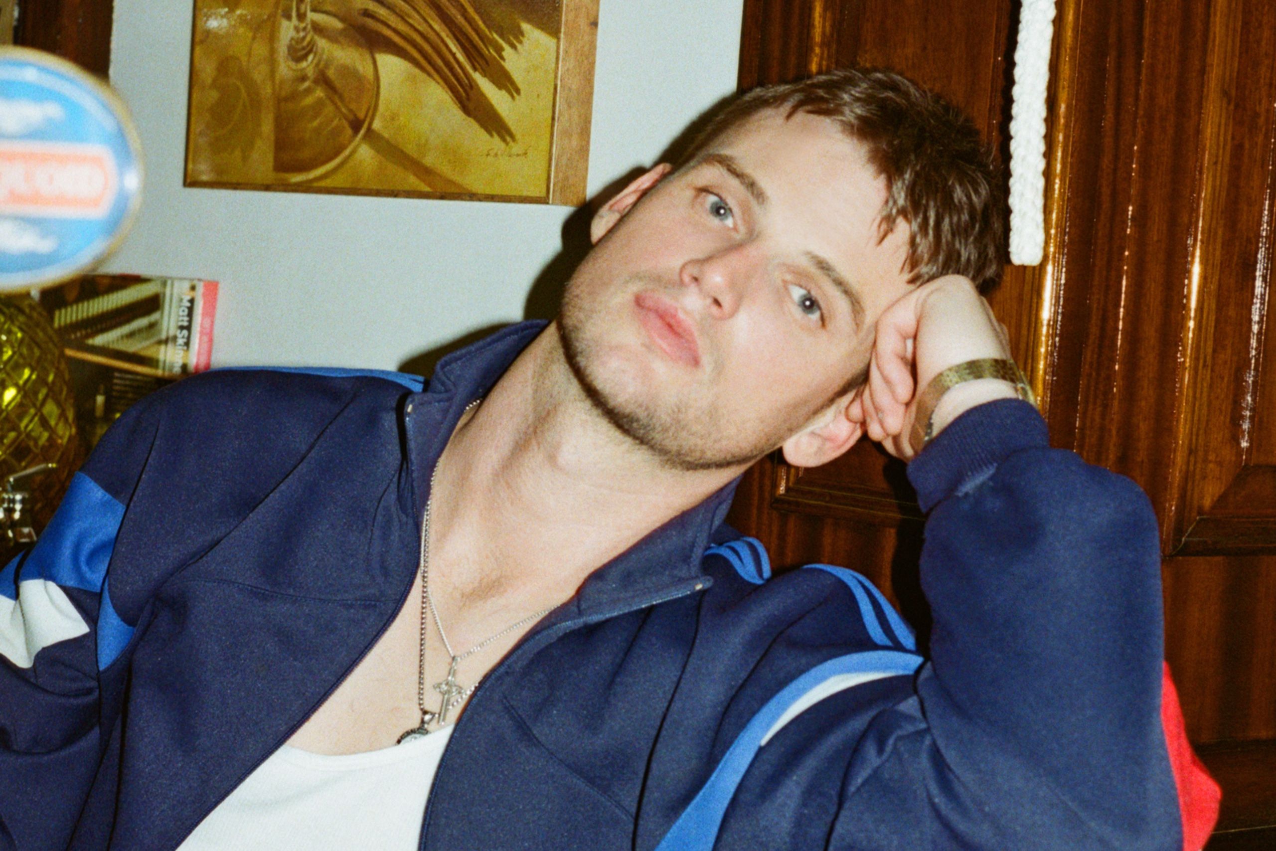 Mitch Sanders has shared his obsessive new single ‘Moth’