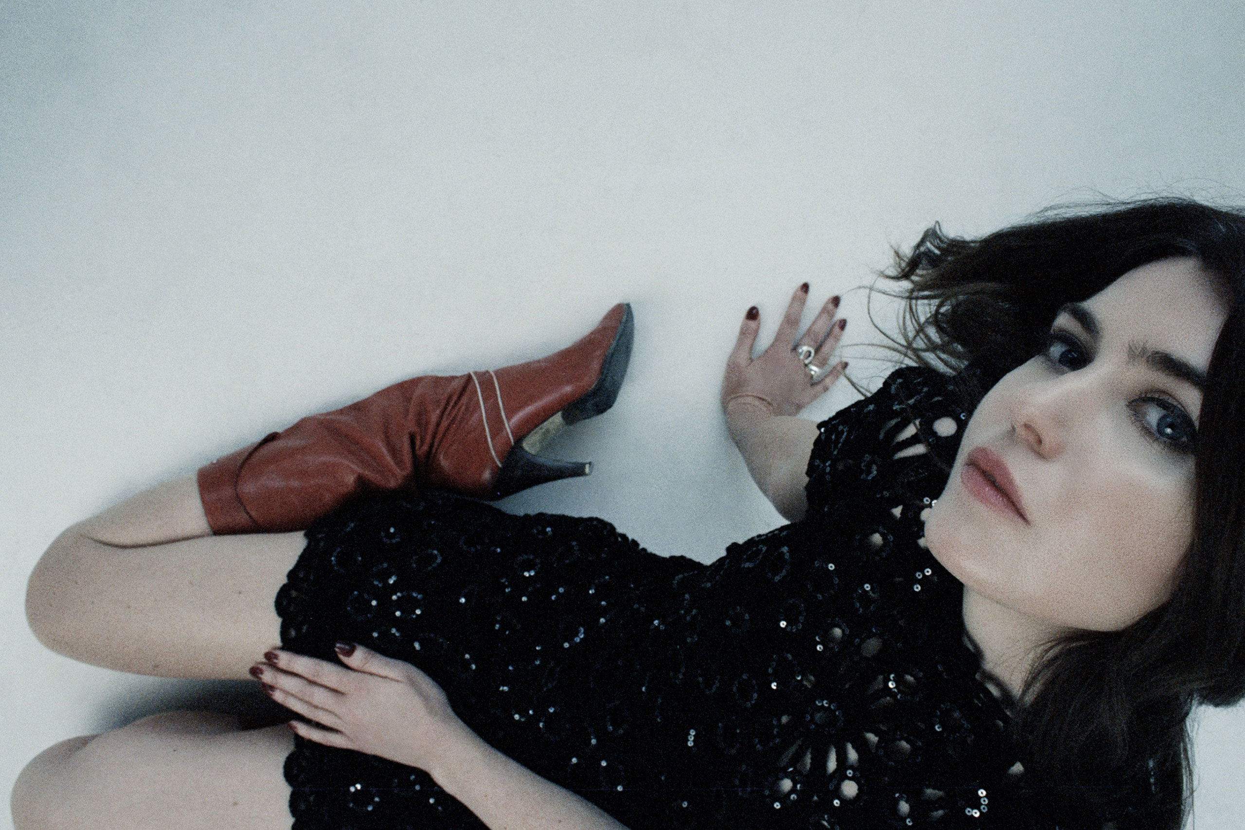 Laura-Mary Carter has teamed up with IDLES’ Lee Kiernan for “a bittersweet weather report” – new single ‘June Gloom’