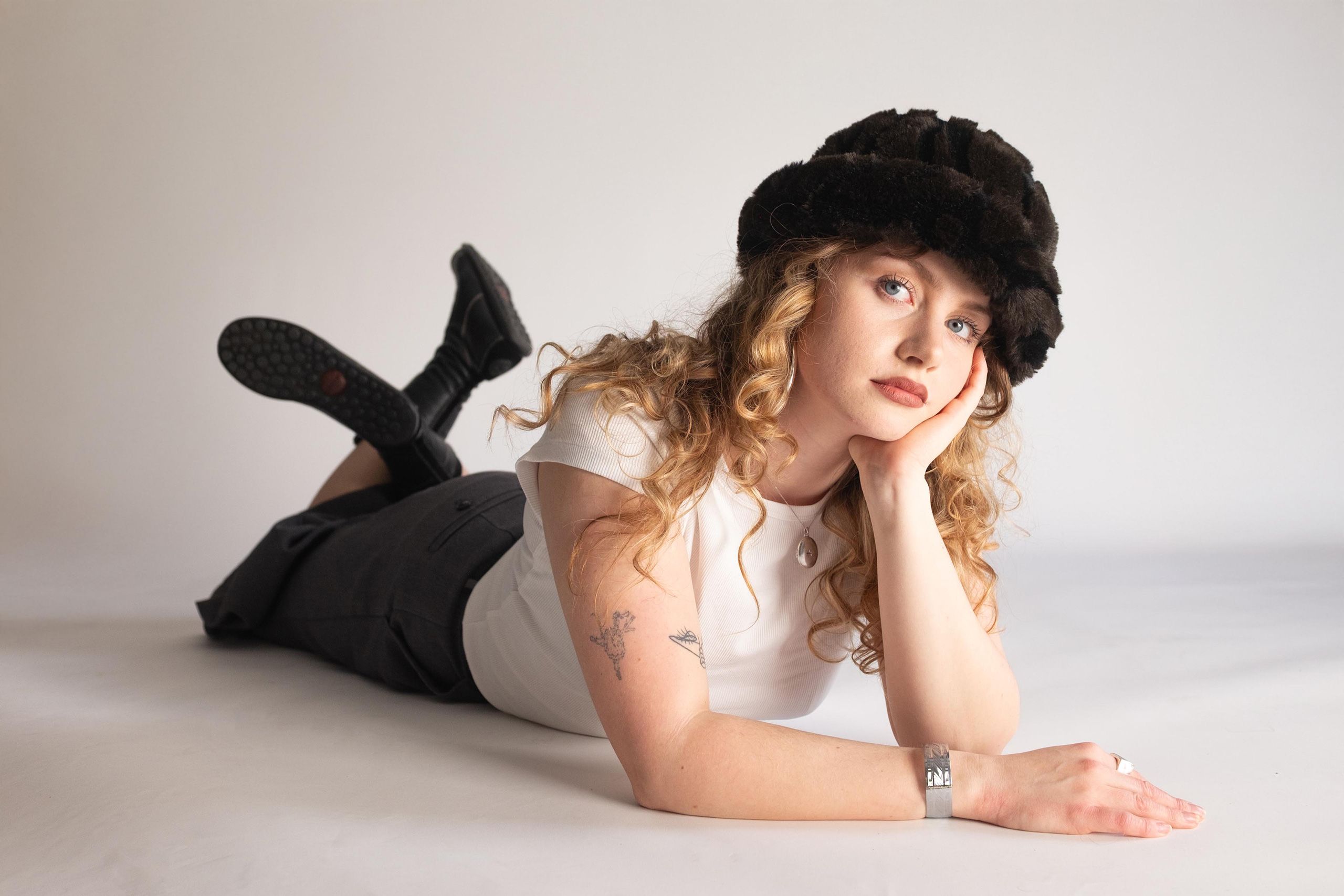 Ellur has released her new track ‘The Wheel’, written with The Snuts’ Jack Cochrane and Scotty Anderson