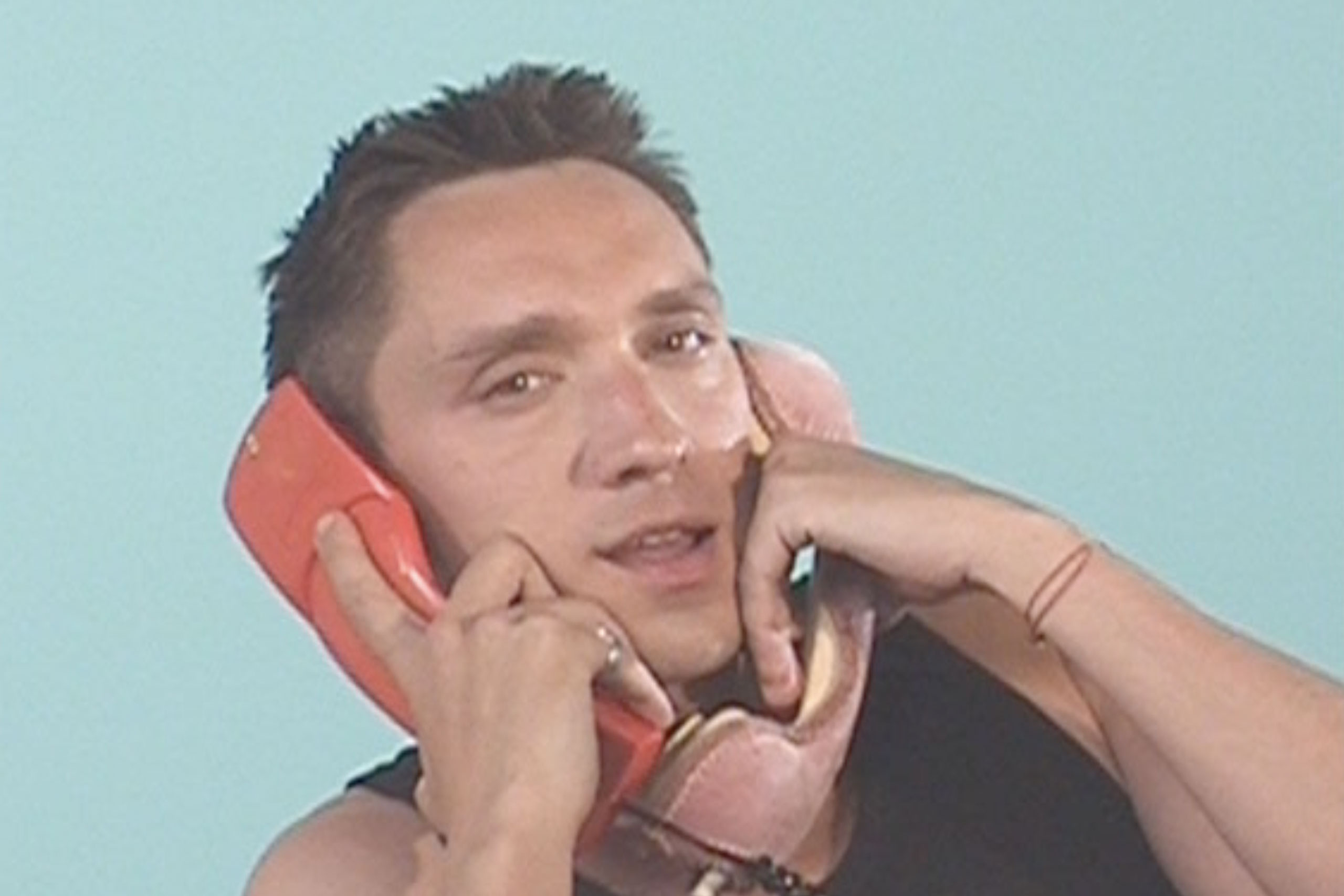 Oliver Sim has unveiled his new single ‘Telephone Games’