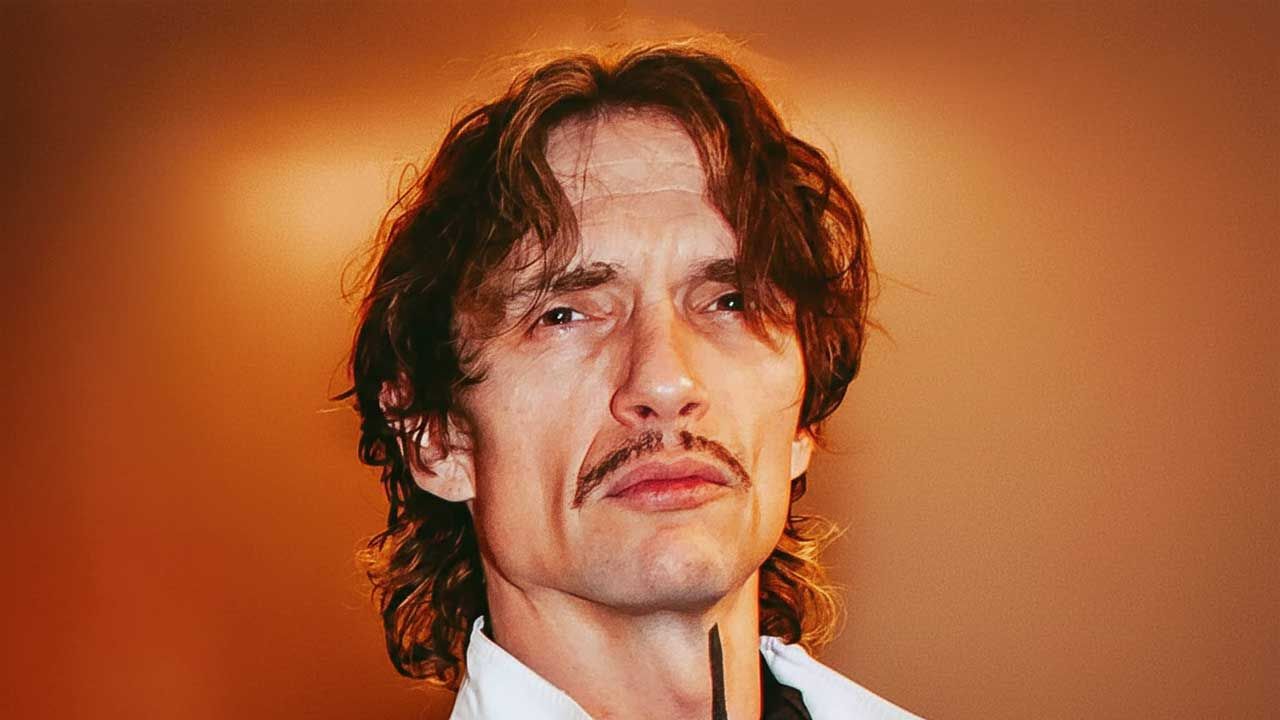 “When I’m peeling the sprouts, it’s nice to hear Cannibal Corpse or Obituary just to maintain a bit of edge”: Justin Hawkins on Christmas, being back in arenas, supporting Iron Maiden, brother Dan being a rock star, Yungblud and more