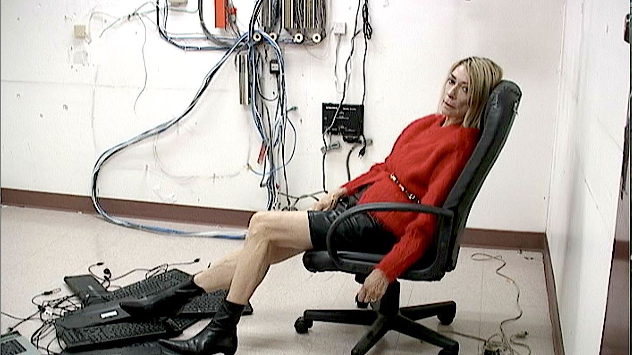 “The thing that influenced me most was the news. We are in some kind of ‘post empire’ now, where people just disappear.” Sonic Youth legend Kim Gordon announces new album Play Me, shares new single Not Today