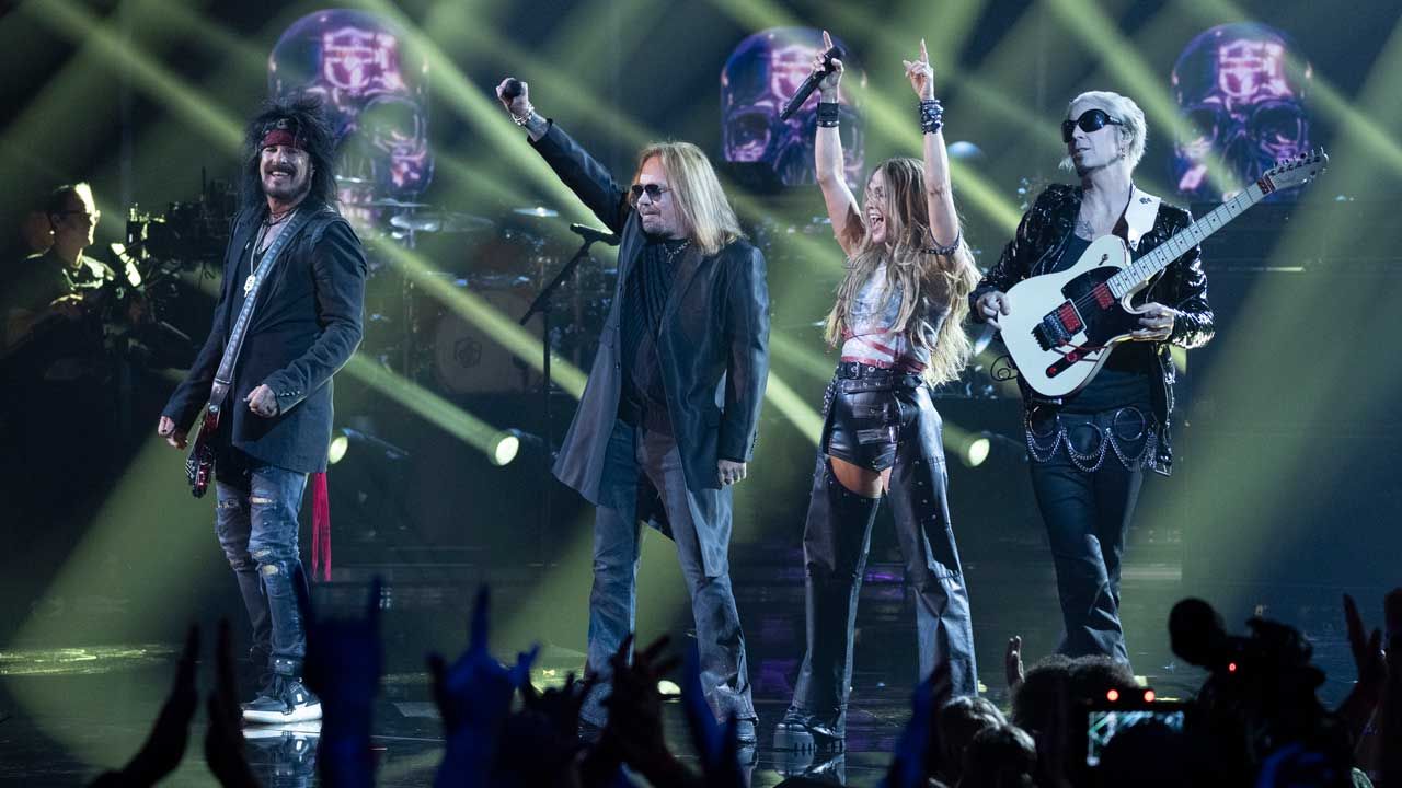 Watch Mötley Crüe and Carrie Underwood tackle two Crüe classics on American Idöl