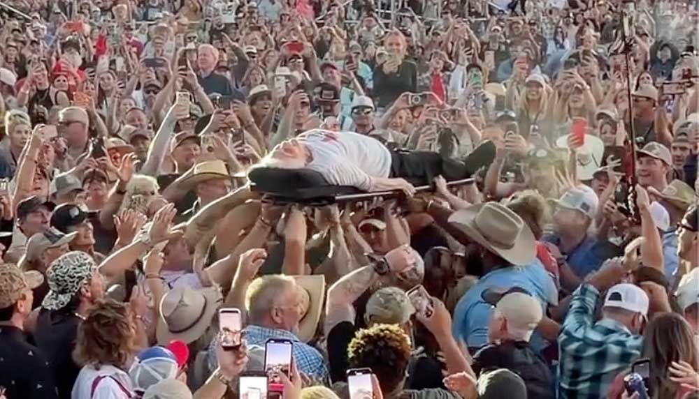“I did it! I’m the greatest of all time!” 99-year-old woman sets world record as oldest-ever crowd surfer